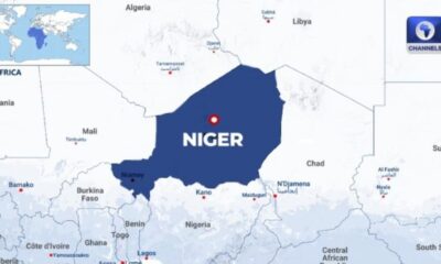 Niger highlighted in dark blue on an Africa map with Niamey marked by a red dot.