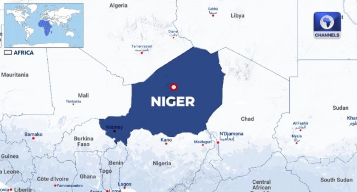 Niger highlighted in dark blue on an Africa map with Niamey marked by a red dot.